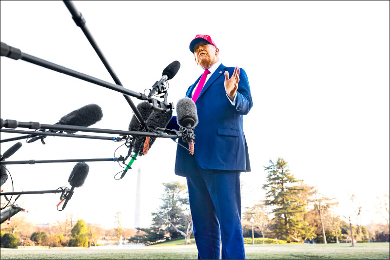 川普離開白宮時受訪表示，他不認為澤倫斯基已準備好實現和平。（歐新社）