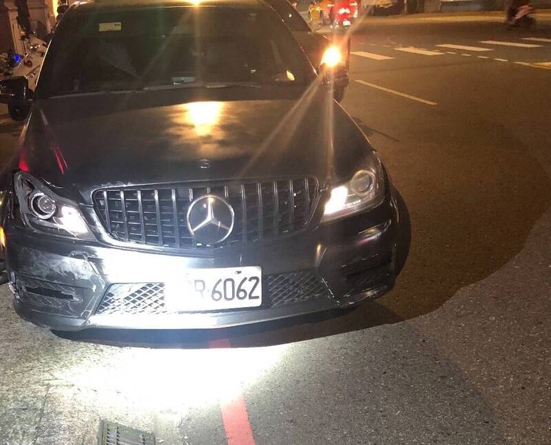 新北市永和警分局今晚攔查一輛黑色賓士車時,駕駛衝撞警車後逃逸,警方開槍並通報攔截圍捕,但嫌犯仍棄車逃逸。(民眾提供) 新北市永和警分局今晚攔查一輛黑色賓士車時,駕駛衝撞警車後逃逸,警方開槍並通報攔截圍捕,但嫌犯仍棄車逃逸。(民眾提供)