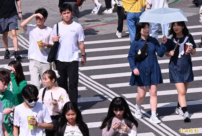 今日白天各地溫暖偏熱,中南部高溫可達33度。(資料照) 今日白天各地溫暖偏熱,中南部高溫可達33度。(資料照)