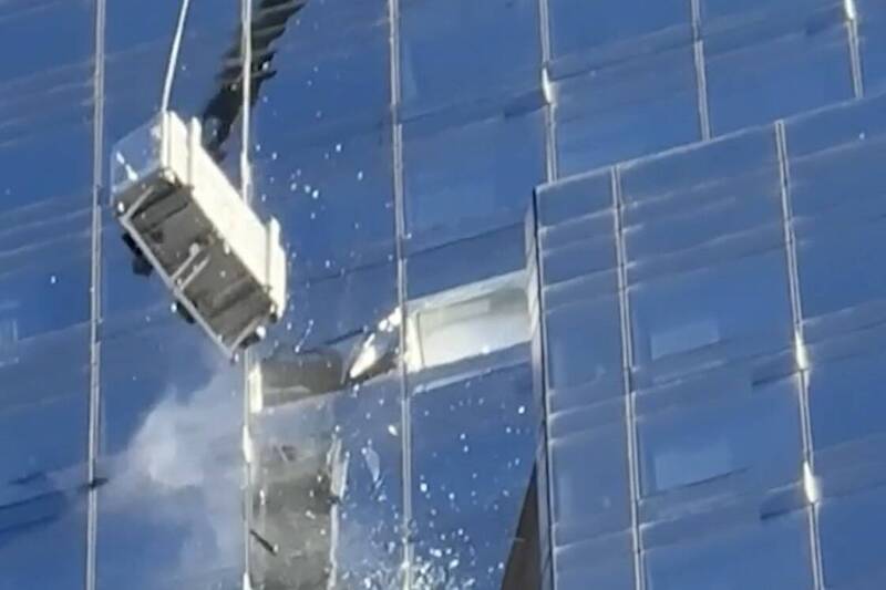 洗大樓窗戶遇強風！在高空擺動15分鐘 驚悚畫面曝光