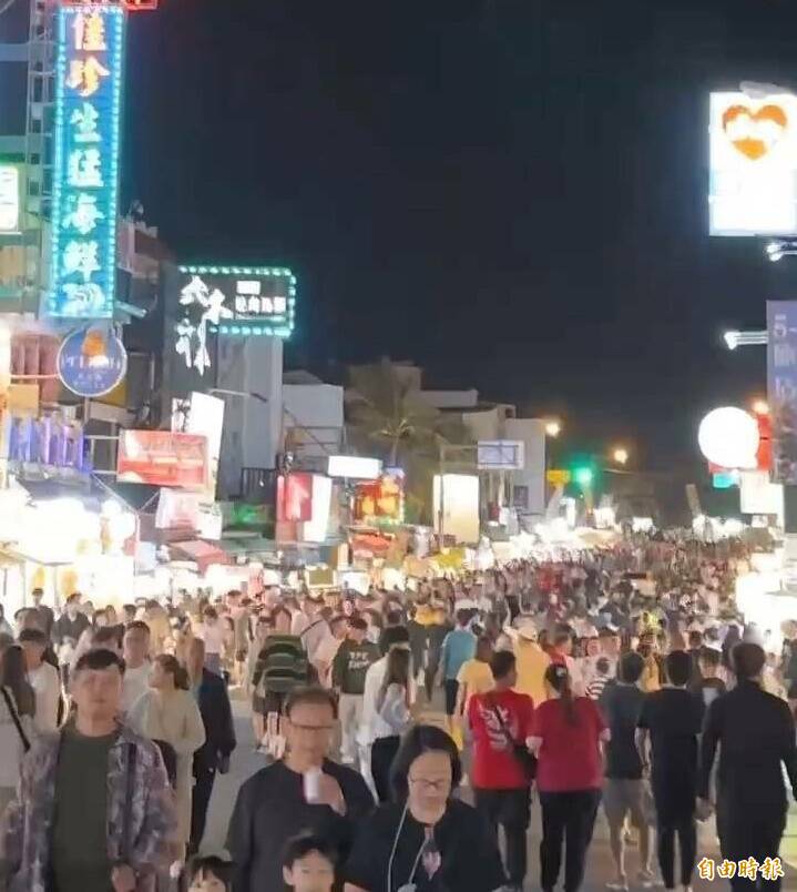 春燕來了！二二八連假逢土地公生 墾丁大街萬頭攢動 - 生活 - 自由時報電子報