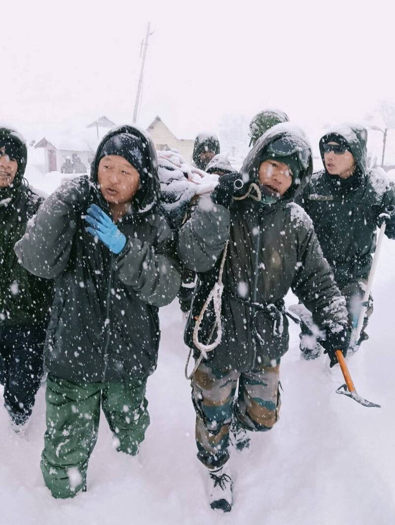 印度喜馬拉雅山雪崩！ 建築工人4死5失蹤 多人重傷送醫 - 國際 - 自由時報電子報