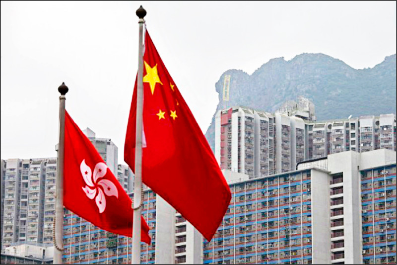 為防堵中共透過港澳移民對台滲透，官方研議港人移民擬新增「長期居留」選項，給港人類似永久居留，但不必取得我國身分證，降低國安風險。（路透檔案照）