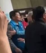 國民黨花蓮縣黨部2日在花崗山中正體育館舉行紀念國父孫中山先生暨植樹節活動,結果變質成為立委傅崐萁取暖大會,參加活動的80歲退休老師葉春蓮站起來質疑活動目的,遭工作人員拖拉出去的內部最新畫面。(民眾提供) 國民黨花蓮縣黨部2日在花崗山中正體育館舉行紀念國父孫中山先生暨植樹節活動,結果變質成為立委傅崐萁取暖大會,參加活動的80歲退休老師葉春蓮站起來質疑活動目的,遭工作人員拖拉出去的內部最新畫面。(民眾提供)