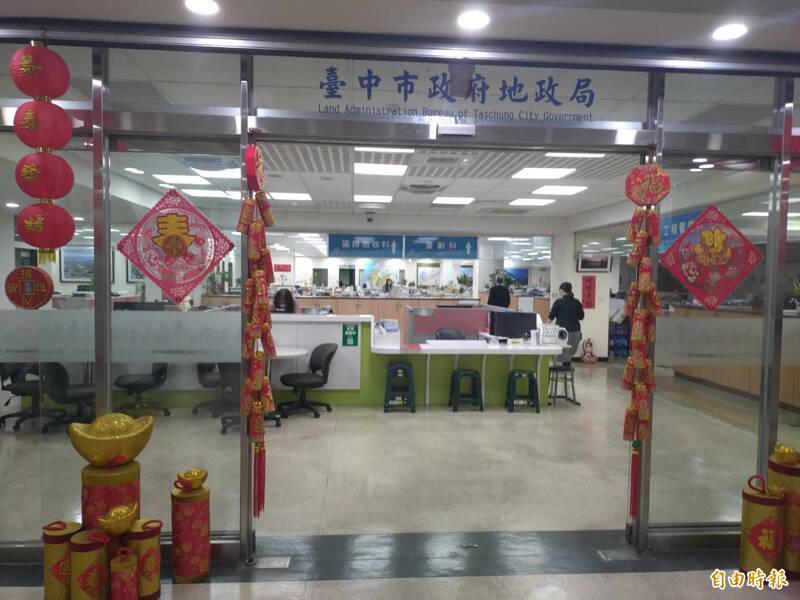 台中市地政局上午8點收到局長吳存金假單,但是9點多就傳出吳存金請辭。(記者蘇金鳳攝) 台中市地政局上午8點收到局長吳存金假單,但是9點多就傳出吳存金請辭。(記者蘇金鳳攝)