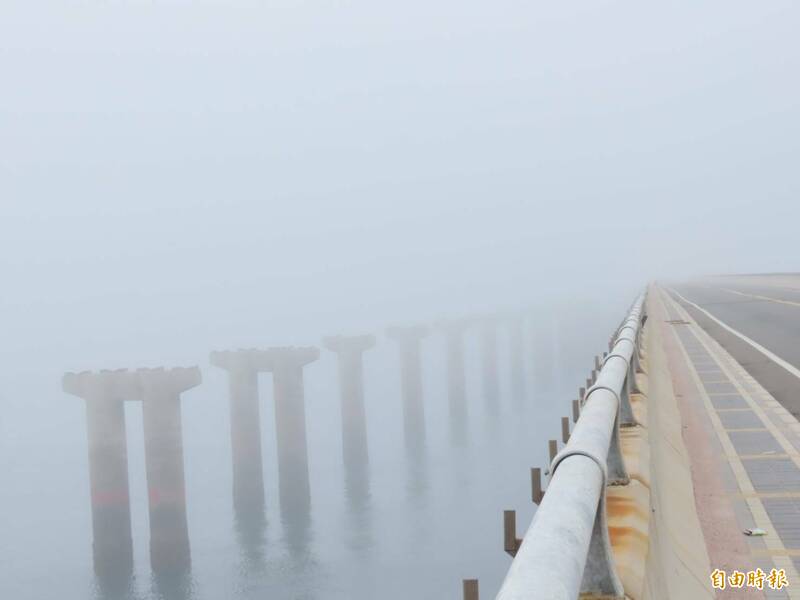 澎湖出現濃霧特報，跨海大橋能見度不到300公尺。（記者劉禹慶攝）
