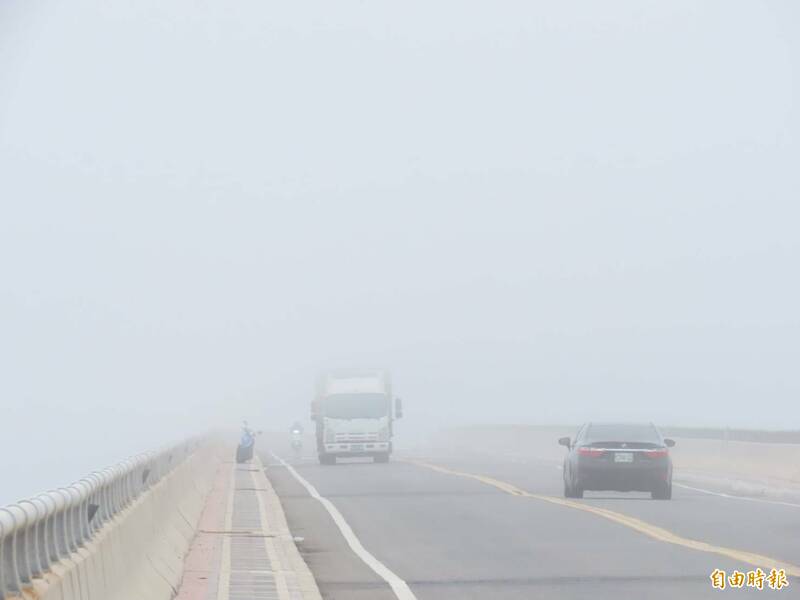 澎湖上午突起濃霧 跨海大橋能見度不到300公尺 - 生活 - 自由時報電子報