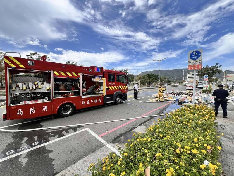 高雄垃圾回收車冒煙 路人急借滅火器打火 - 社會 - 自由時報電子報
