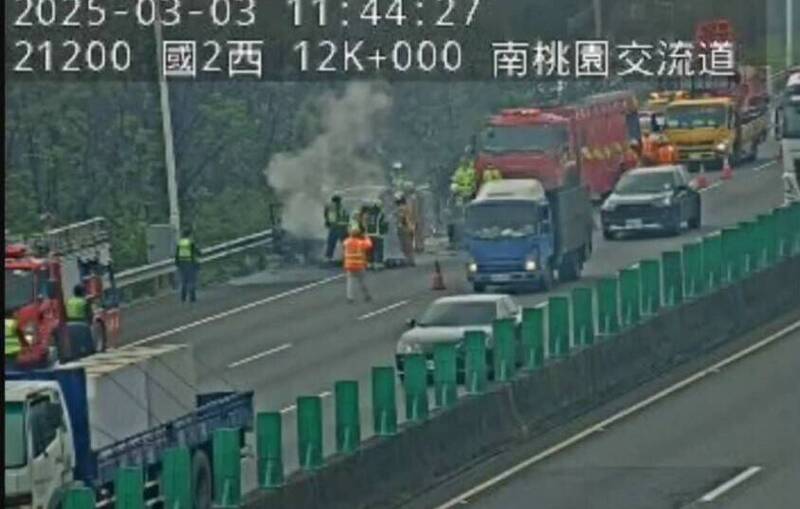 國道2號東向桃園路段發生火燒車，所幸駕駛與2名乘客及時逃生。（記者鄭淑婷翻攝）