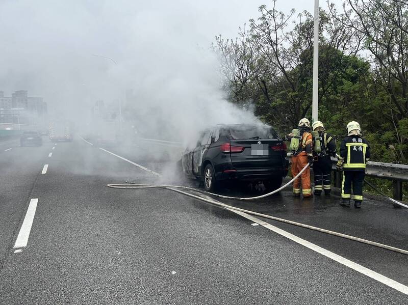 國道2號東向桃園路段發生火燒車，所幸駕駛與2名乘客及時逃生，警、消到場迅速將火勢撲滅。（記者鄭淑婷翻攝）