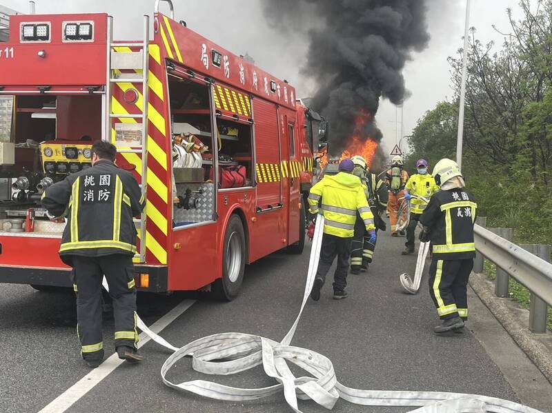 國道2號東向桃園路段發生火燒車，所幸駕駛與2名乘客及時逃生，警、消到場迅速將火勢撲滅。（記者鄭淑婷翻攝）
