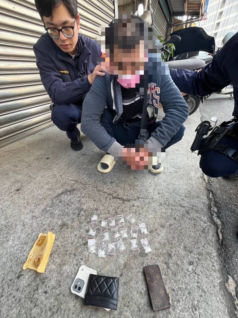 邊騎車邊用2支手機被攔查 赫見通緝犯扣安毒、喪屍菸彈 - 社會 - 自由時報電子報