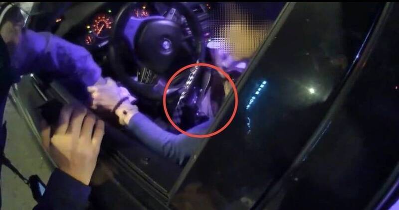 警方瞥見盧女包包內不明粉末,經快篩果然是海洛因。(記者徐聖倫翻攝) 警方瞥見盧女包包內不明粉末,經快篩果然是海洛因。(記者徐聖倫翻攝)