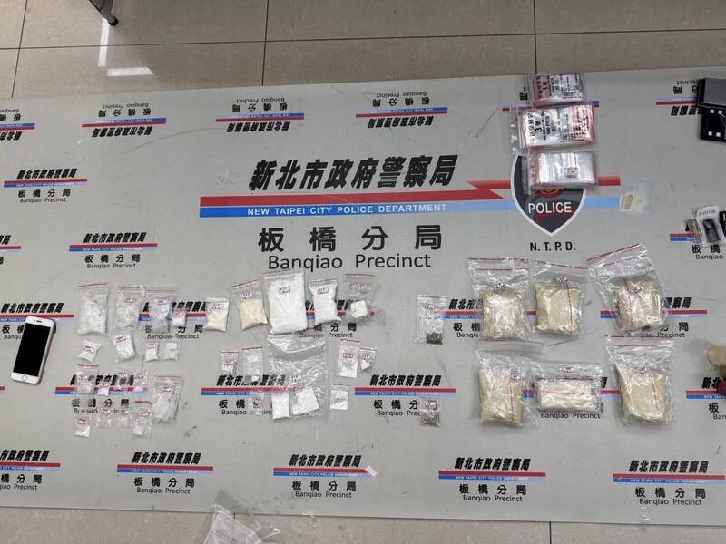 警方在盧女車上扣回海洛因、安毒、依託咪酯等各式違禁品。(記者徐聖倫翻攝) 警方在盧女車上扣回海洛因、安毒、依託咪酯等各式違禁品。(記者徐聖倫翻攝)