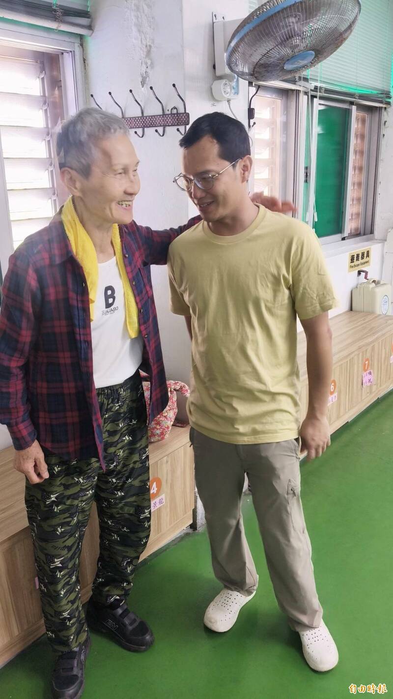 花蓮曾獲師鐸獎、退休老師葉春蓮（左）昨嗆傅崐萁通匪遭國民黨指控為綠營側翼，昔日學生黃強（右）今天到桌球館關心老師。（記者王錦義攝）