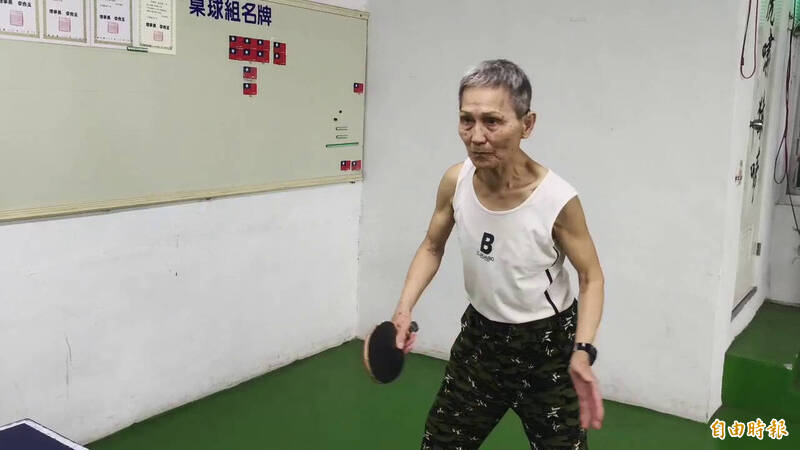 花蓮曾獲師鐸獎、退休老師葉春蓮(左)昨嗆傅崐萁通匪遭國民黨指控為綠營側翼,她說,不在意。(記者王錦義攝)