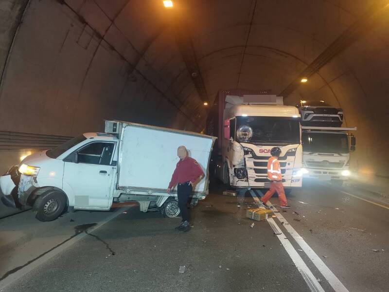 小貨車行駛萬瑞快速道路突爆胎   慘遭後貨櫃車追撞 - 社會 - 自由時報電子報