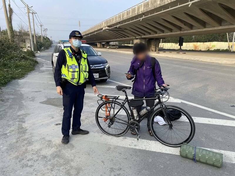 最美國民外交！ 日男環島掉鏈摔傷 雲警協助更請兒子翻譯解困 - 社會 - 自由時報電子報