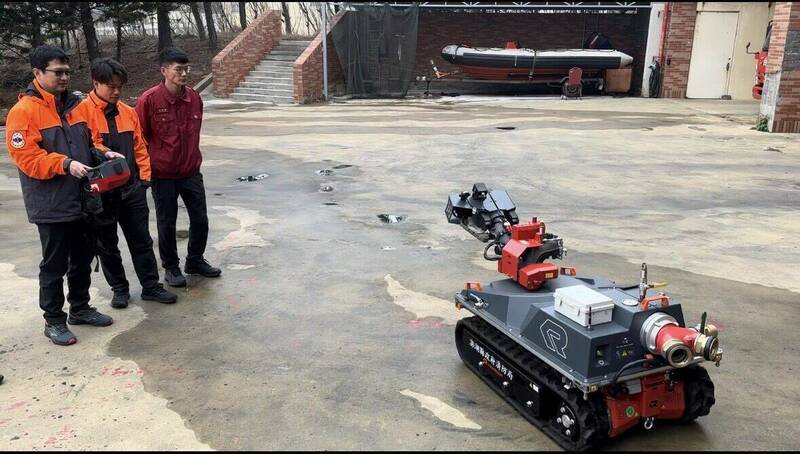 澎湖消防局引進救災機器人 白沙分隊操作訓練加強搶救效率 - 社會 - 自由時報電子報
