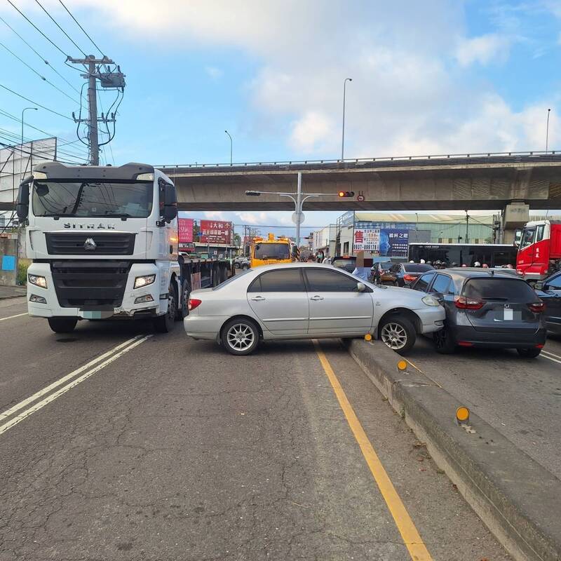 轎車因碰撞跨越分隔島，波及對向車道。（民眾提供）