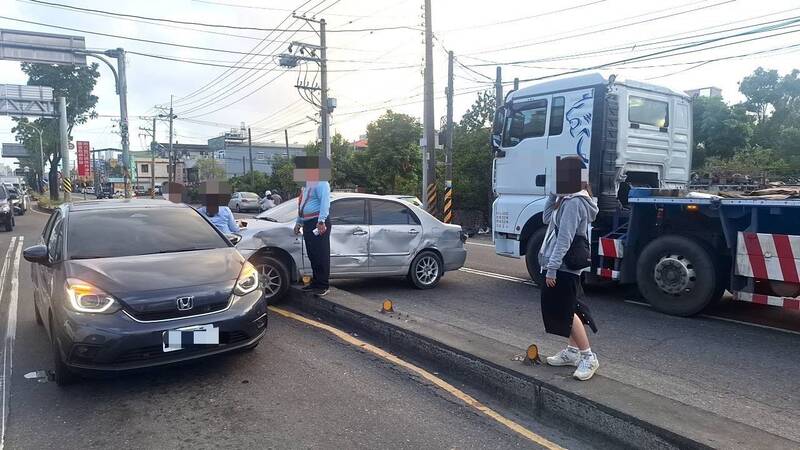 台88大寮交流道下3車碰撞 轎車180度轉向跨越分隔島 - 社會 - 自由時報電子報