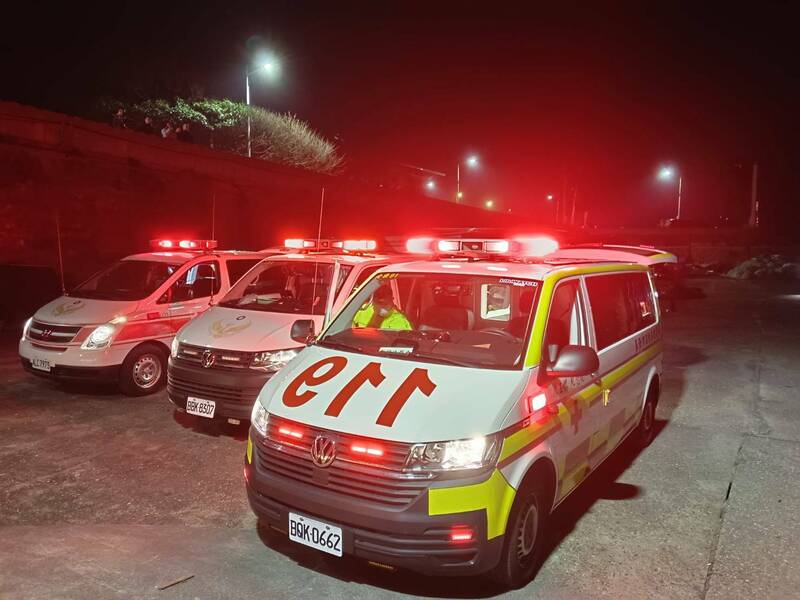 基隆市消防局派遣多輛救護車到場待命。（記者吳昇儒翻攝）