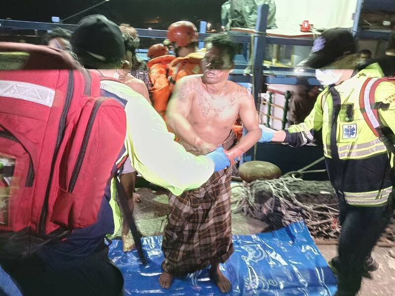 彭佳嶼外海火燒船！5印尼船員返港送醫 失聯船長父痛哭癱軟 - 社會 - 自由時報電子報