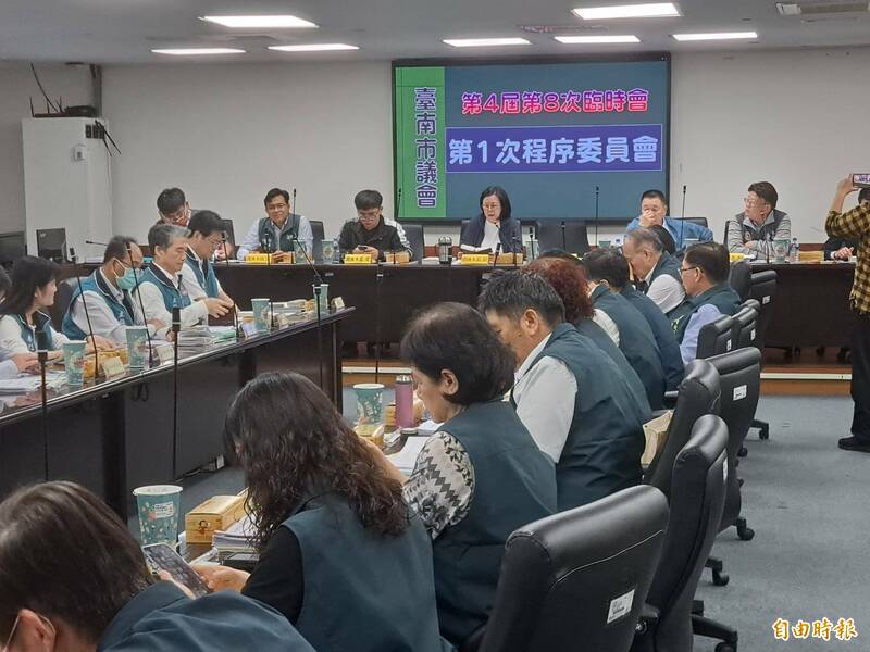 南市議會2議員拍桌互嗆 議長邱莉莉道歉平息紛爭 - 政治 - 自由時報電子報
