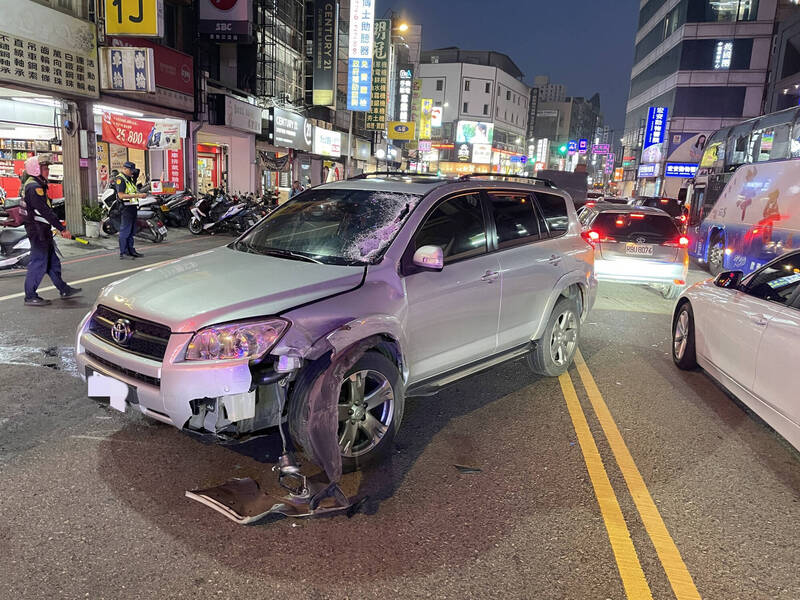 桃園中壢台1線休旅車撞對向2車側翻 8警民合力拉繩扶正 - 社會 - 自由時報電子報