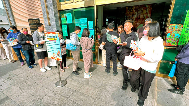 限量白沙屯媽奶嘴 家長排隊領 - 生活 - 自由時報電子報