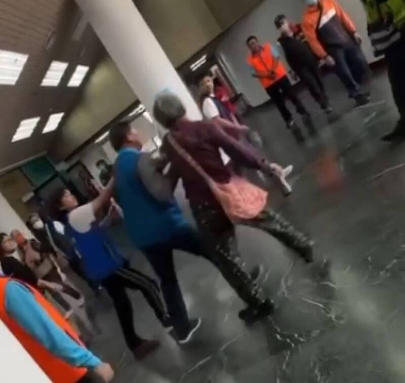 魏嘉賢聲援退休老師葉春蓮 吳靜怡：罷免傅崐萁將白熱化 - 政治 - 自由時報電子報