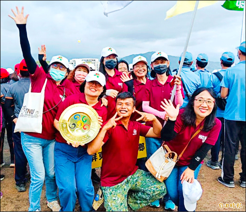 屏東縣萬巒鄉在六堆運動會中連三屆奪得第一，得以留存總錦標獎盃。（記者陳彥廷攝）