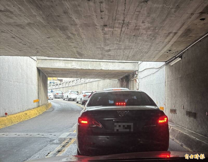 設計老舊又卡卡！ 大甲民生地下道緊急拆除限高架 - 生活 - 自由時報電子報