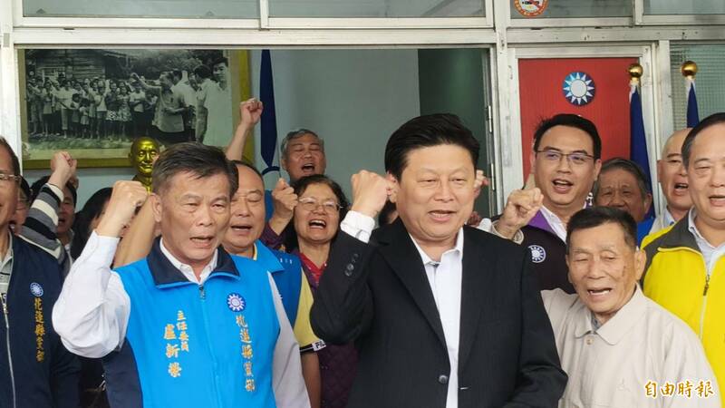 花蓮名師葉春蓮批傅崐萁「通匪」、「愚弄人民」遭粗魯拉出會場引爆許多校友怒火,輿論延燒三天,國民黨立院總召傅崐萁向葉老師表達敬意與歉意。 (記者王錦義攝) 花蓮名師葉春蓮批傅崐萁「通匪」、「愚弄人民」遭粗魯拉出會場引爆許多校友怒火,輿論延燒三天,國民黨立院總召傅崐萁向葉老師表達敬意與歉意。 (記者王錦義攝)
