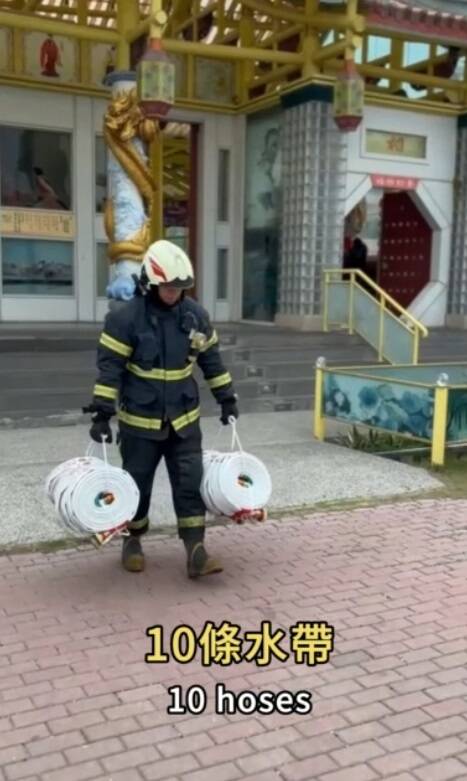 宣導清明掃墓 消防「猛男」超狂扛20條重約100公斤水帶 - 社會 - 自由時報電子報