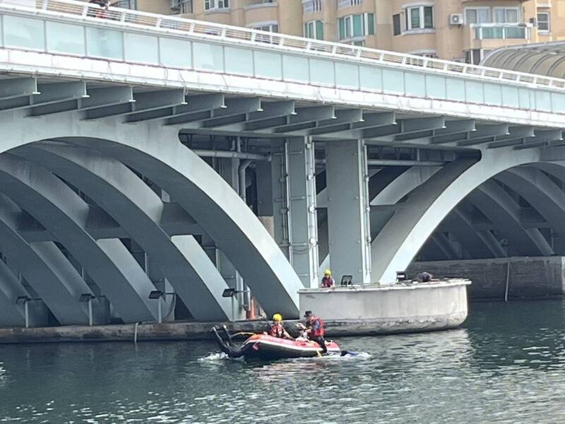 從高雄輕軌鐵橋掉落愛河灣 警、消尋獲妙齡女