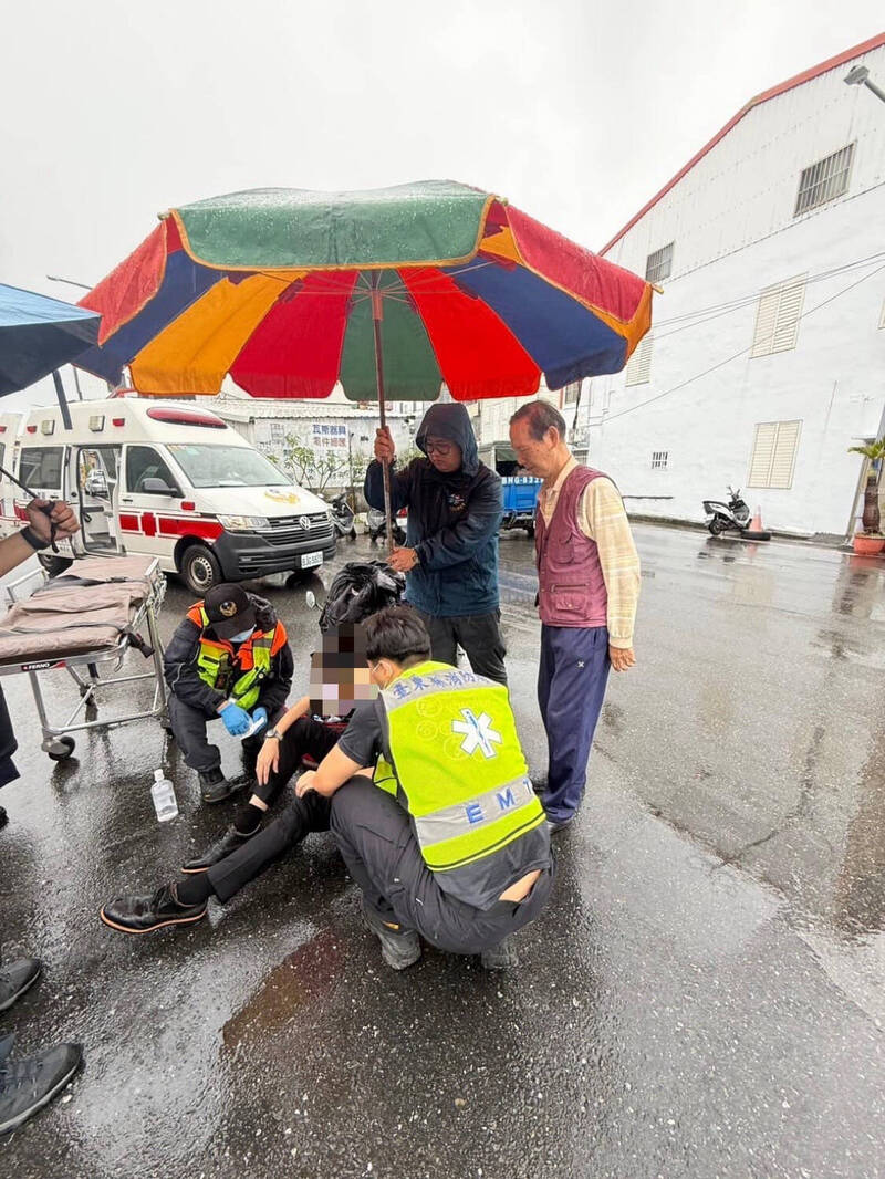 民航機飛行員騎車自摔 里民撐「500萬」大傘大雨中助人 - 社會 - 自由時報電子報