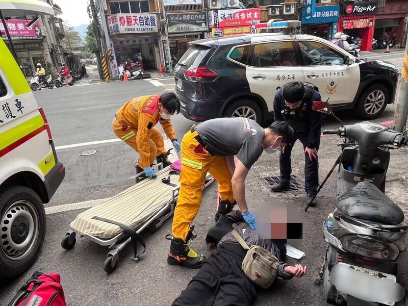 7旬翁突感不適倒地  基隆警趕赴現場助送醫 - 社會 - 自由時報電子報