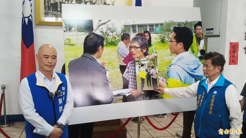 國民黨花蓮黨部昨舉行記者會批評葉春蓮老師是綠營側翼安排去鬧場的,並用一張葉春蓮與民進黨議員站一起的相片放大當背板,遭踢爆是把其他國民黨人士裁切的盜圖。(記者王錦義攝) 國民黨花蓮黨部昨舉行記者會批評葉春蓮老師是綠營側翼安排去鬧場的,並用一張葉春蓮與民進黨議員站一起的相片放大當背板,遭踢爆是把其他國民黨人士裁切的盜圖。(記者王錦義攝)