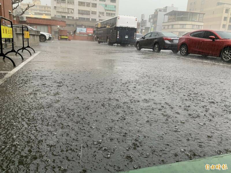 春雷乍響！彰化市下午烏雲密布 瞬間降超大豪雨 - 生活 - 自由時報電子報