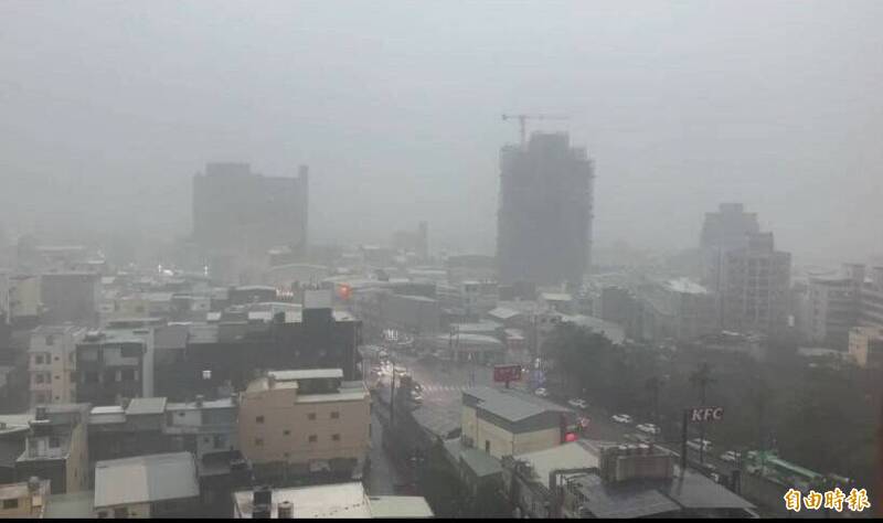 變天！台中市雷雨開炸 民眾驚呼宛如颱風天 - 生活 - 自由時報電子報