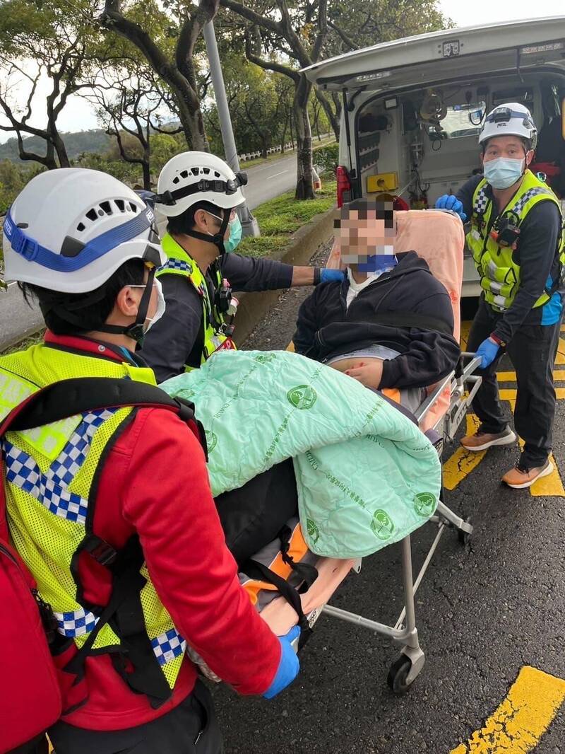 騎電動自行車上學遭休旅車撞擊 苗栗高職生傷重轉院救治 - 社會 - 自由時報電子報
