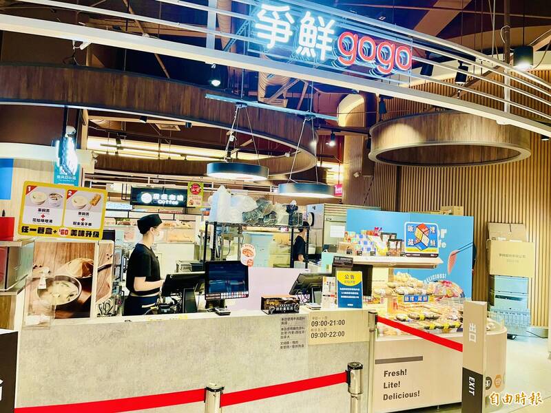 國道關西服務區新增爭鮮gogo和春上布丁蛋糕的櫃位後,每個月營收平均增加200萬到250萬元不等。(記者黃美珠攝) 國道關西服務區新增爭鮮gogo和春上布丁蛋糕的櫃位後,每個月營收平均增加200萬到250萬元不等。(記者黃美珠攝)