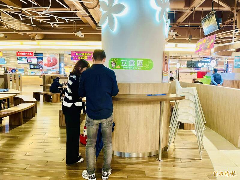 國道3號關西服務區內新增設的立食區,讓節假日的車潮遇上用餐時刻也能好好安心用餐。(記者黃美珠攝) 國道3號關西服務區內新增設的立食區,讓節假日的車潮遇上用餐時刻也能好好安心用餐。(記者黃美珠攝)