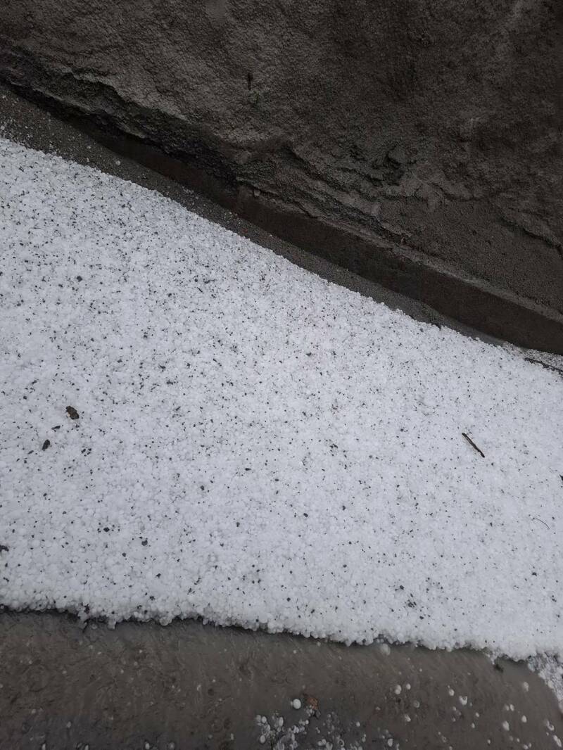 台中谷關、梨山下巨大冰雹 民眾開車紛躲隧道 - 生活 - 自由時報電子報