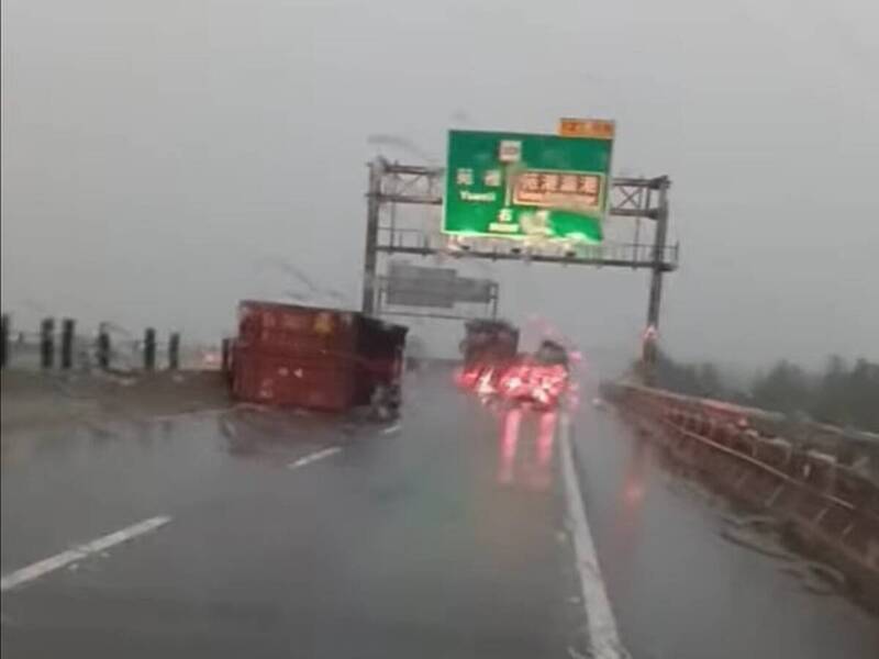 強風大雨轟炸苗栗 台3線電桿倒塌、台61線貨櫃掉落 - 生活 - 自由時報電子報