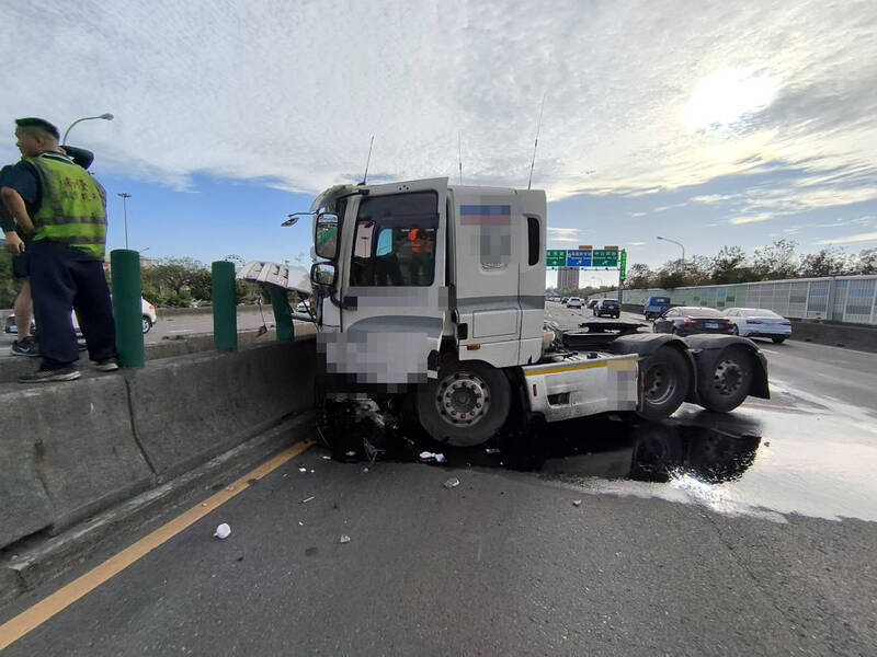 國1高雄段拖板車撞轎車再撞分隔島 釀1死4傷 - 社會 - 自由時報電子報