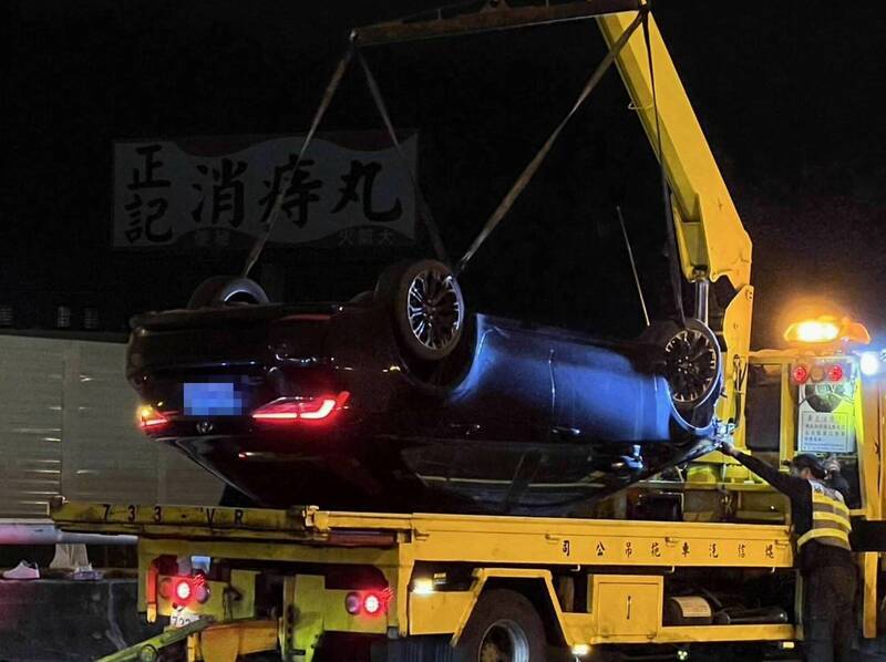 國1彰化段深夜2車追撞1車翻覆 4傷送醫 - 社會 - 自由時報電子報