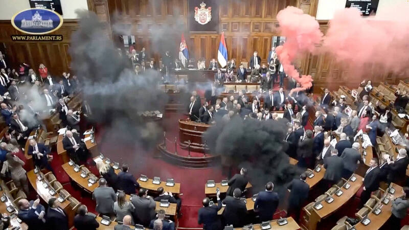 塞爾維亞議會爆肢體衝突 反對派扔擲煙霧彈釀2傷 - 國際 - 自由時報電子報