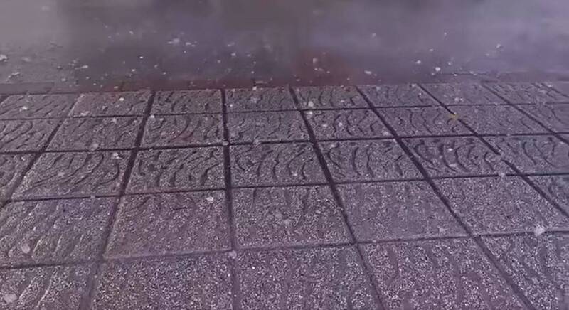 北北基不僅春雷轟隆作響,多個地區也觀測到冰雹。圖為網友分享文山區下冰雹。(圖擷取自爆料公社影片) 北北基不僅春雷轟隆作響,多個地區也觀測到冰雹。圖為網友分享文山區下冰雹。(圖擷取自爆料公社影片)